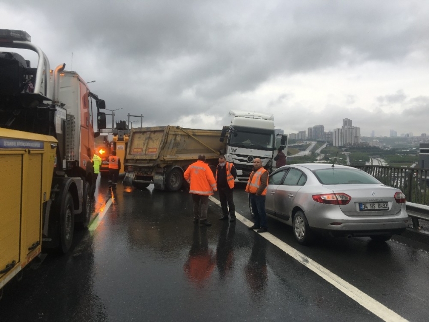 TEM’de kaza yapan hafriyat kamyonu trafiği felç etti