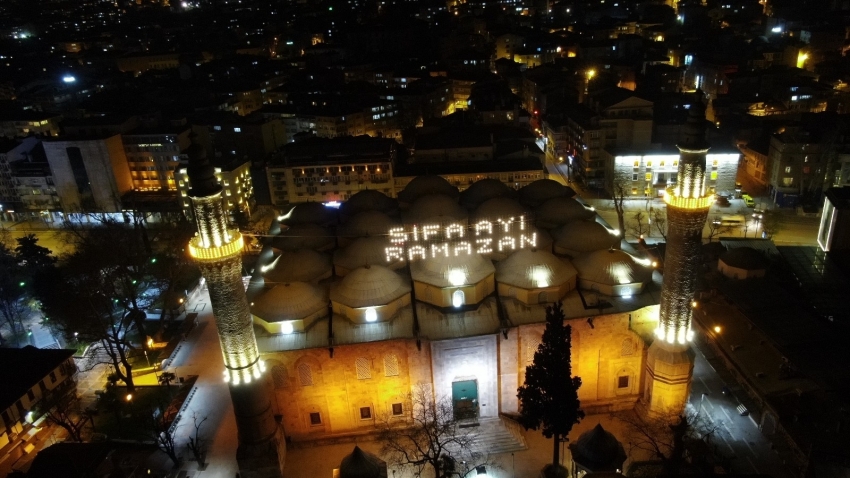 Bursa Ulu Cami’ye asılan Ramazan mahyası geceyi aydınlattı