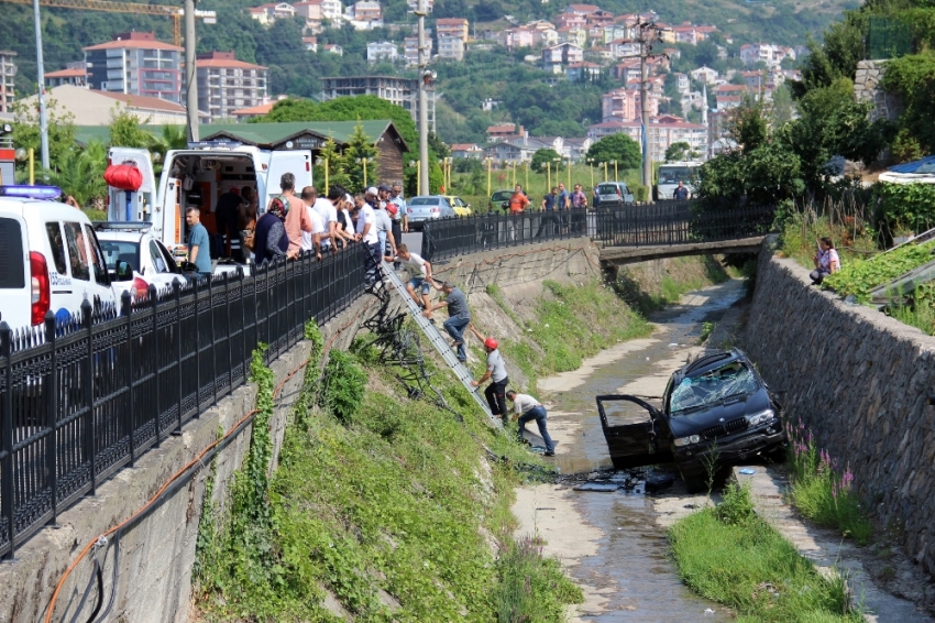 Yoldan çıkan cip dereye uçtu