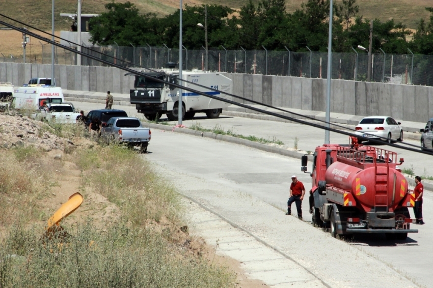 Saldırıda kullanılan aracın şoförü elleri bağlı bulundu