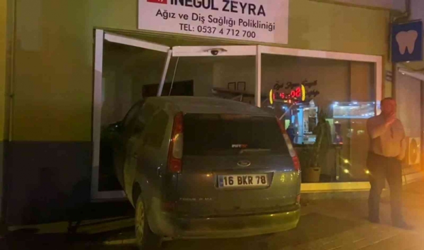 Bursa'da otomobiliyle iş yerine daldı