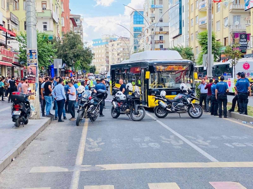 Otobüsün kapısına üstü sıkışan kadın canından oldu