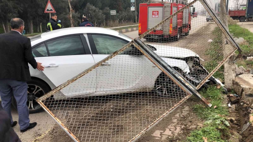 Direksiyon hakimiyetini kaybeden sürücü duvara çarptı: 1 yaralı