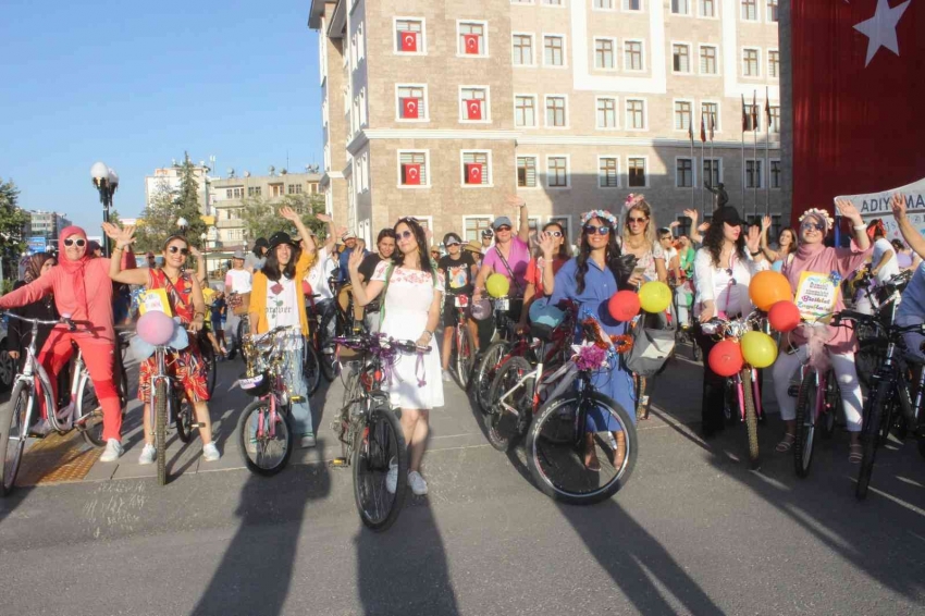 Süslü kadınlar pedal çevirdi