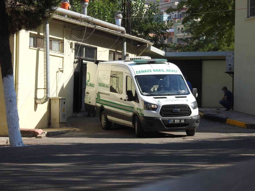 Patlamadan saçılan taş güvenlik görevlisinin kafasına mermi gibi saplandı