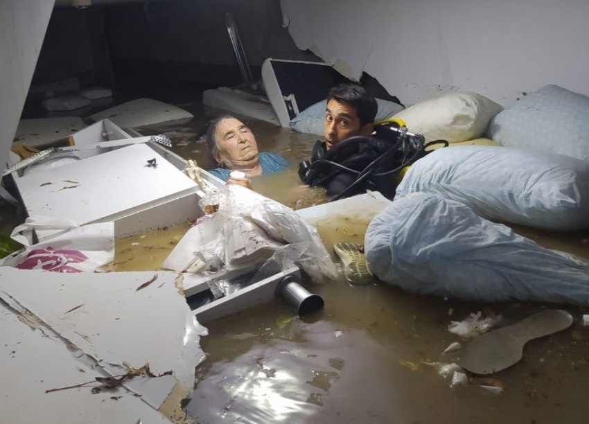 Su basan mağazanın bodrumundaki kadını dalgıç polis kurtardı