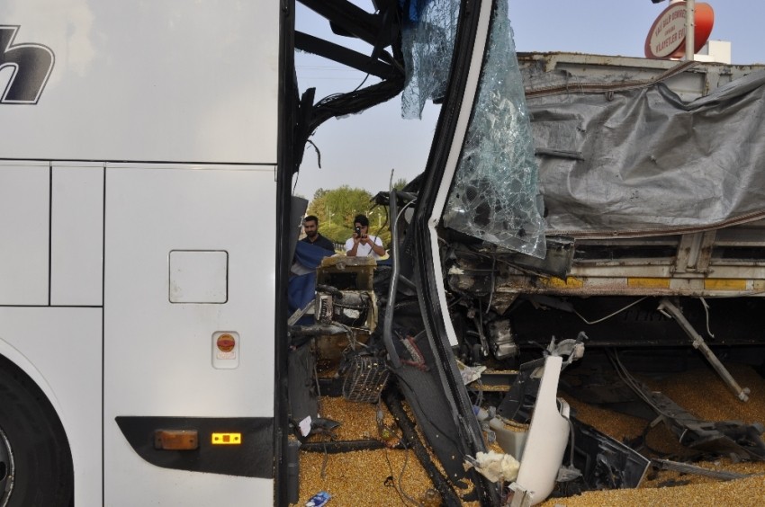 Ankara’da yolcu otobüsü tıra çarptı: 3 ölü