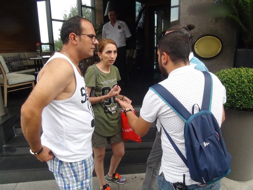 Taksici turist müşterilerini gasp edip kaçtı