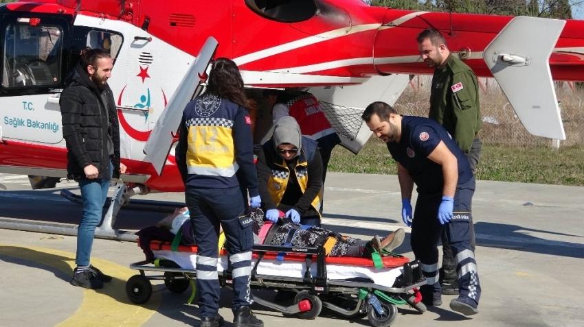 Samanlıkta düşen kadın ambulans helikopterle hastaneye sevk edildi