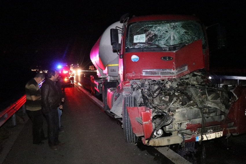 TEM’de tıra çarpan tanker hurdaya döndü: 1 yaralı