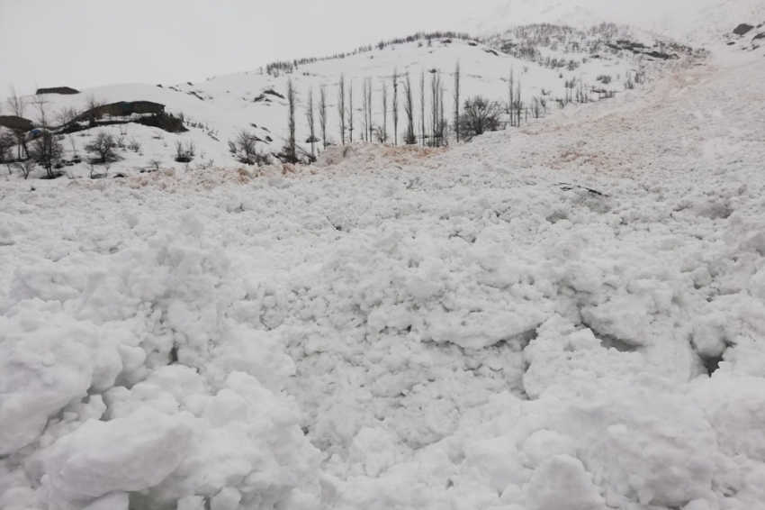 Yüksekova’da mezra yoluna çığ düştü