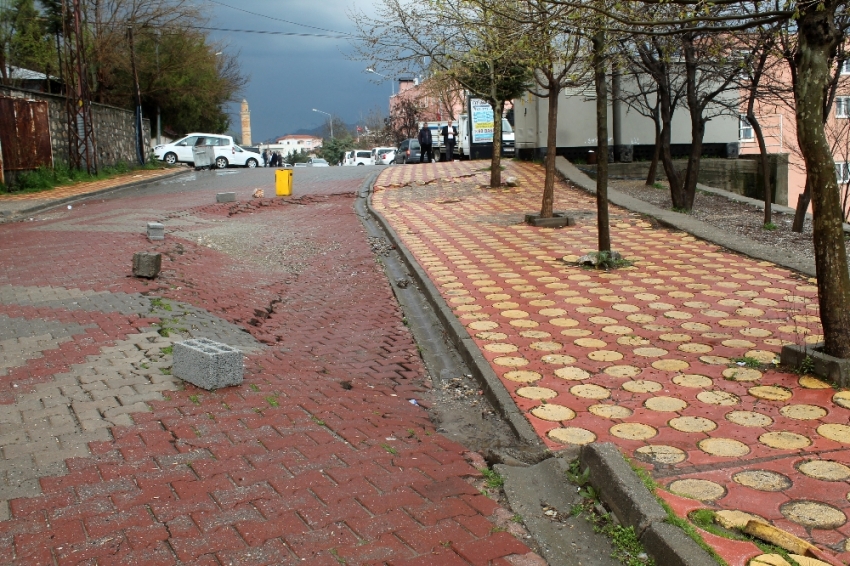 Yoğun yağış nedeniyle yol çöktü