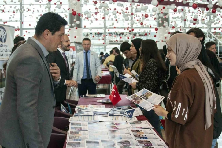 EBYÜ’lü akademisyenler üniversite adayı gençlerle buluştu
