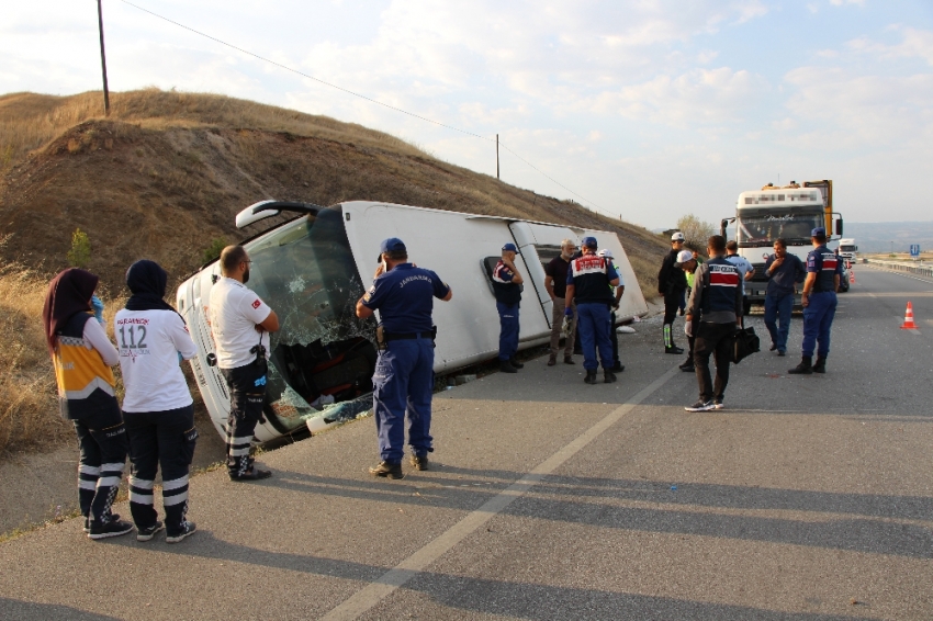 Yolcu otobüsü devrildi: 1 ölü, 12 yaralı