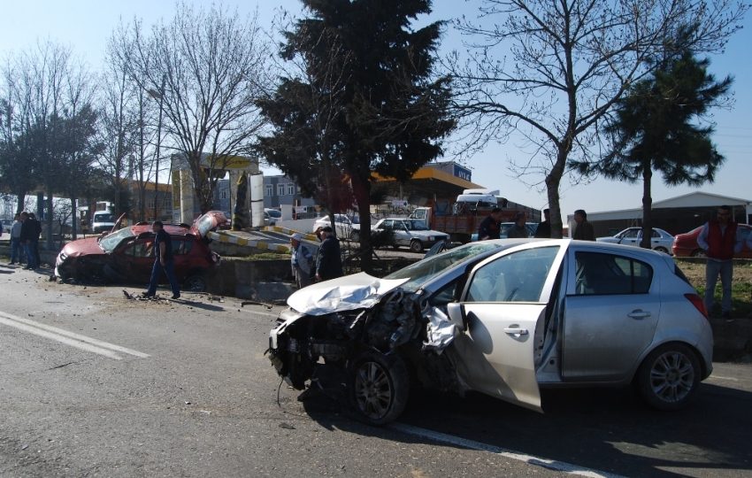 Otomobiller çarpıştı: 1 ölü, 2 yaralı