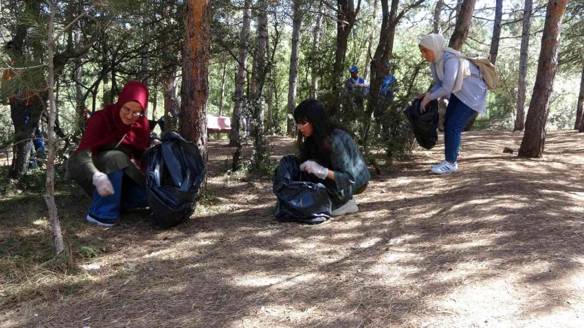 Gönüllüler, Türkiye’nin ilk milli parkında temizlik yaptı