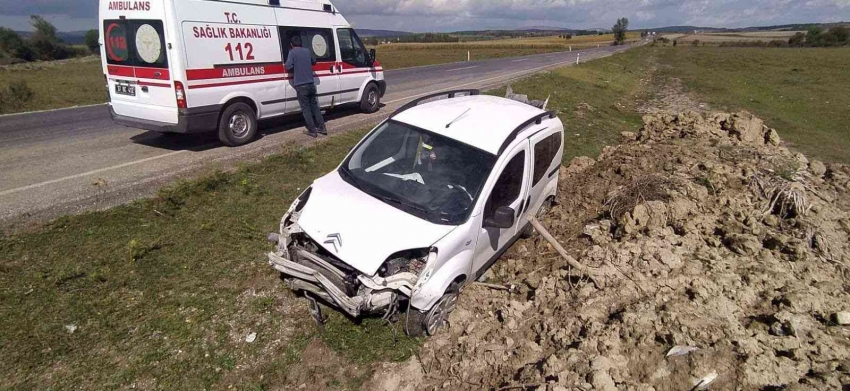 Yoldan çıkan araç toprak yığınına çarptı: 3 yaralı