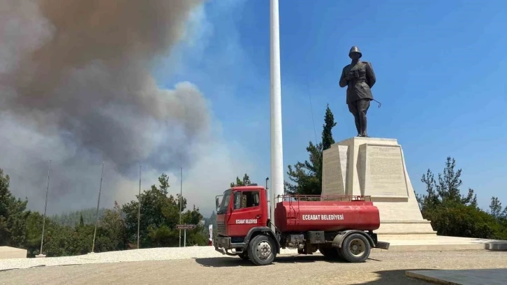 Orman yangını rüzgarın etkisiyle büyüyor