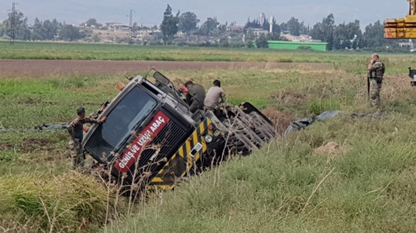 Tank taşıyan askeri araç devrildi