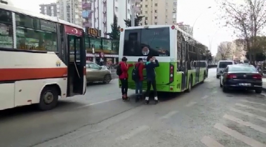 Öğrencilerin 3 kilometre tehlikeli yolculuğu