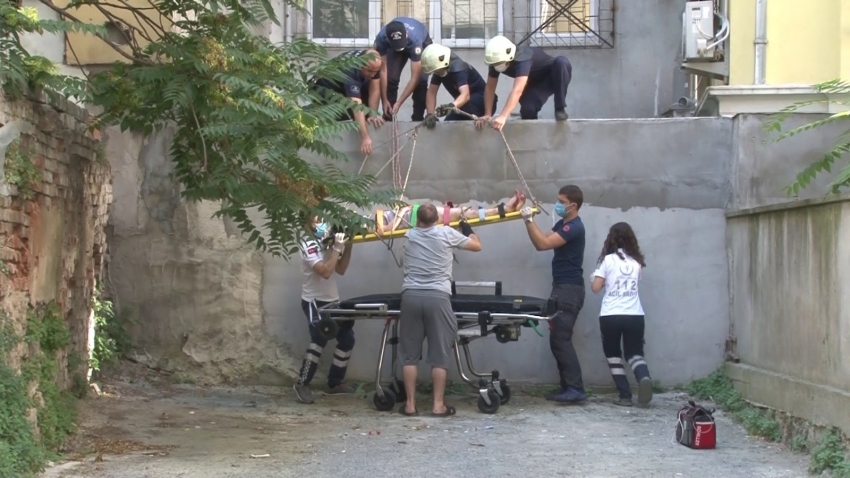 Kadıköy’de 3. kattan düşen kadın ağır yaralı halde bulundu