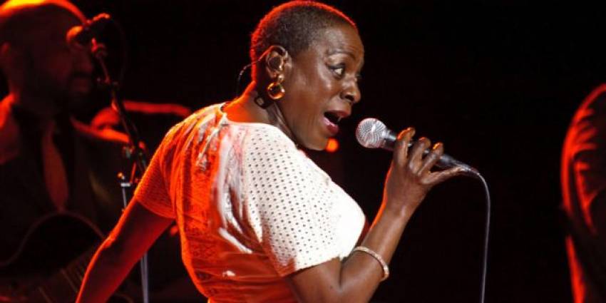 Sharon Jones hayatını kaybetti