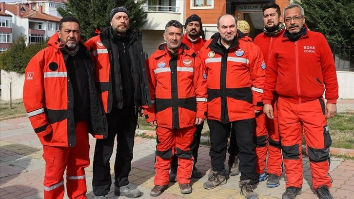 EDAK ekibi depremin 116'ncı saatinde 15 yaşındaki İkbal'i kurtarmanın mutluluğunu yaşıyor