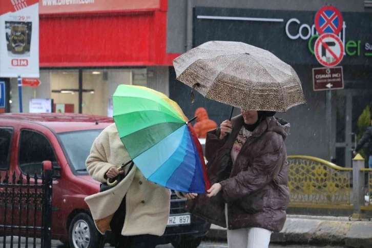 Edirne’de aniden bastıran yağış zor anlar yaşattı
