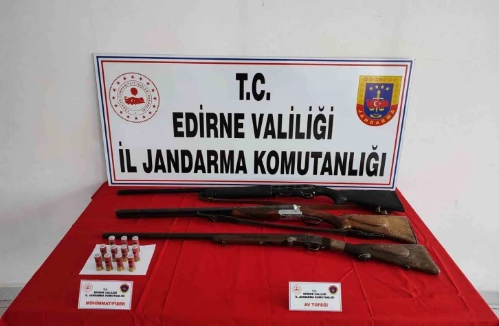 Edirne’de bir evde yapılan aramada ruhsatsız av tüfekleri ele geçirildi
