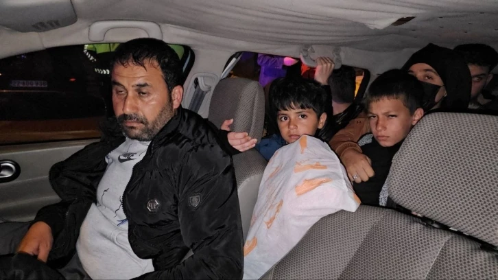 Edirne’de "dur" ihtarına uymayan otomobilin içinden 17 kişi çıktı
