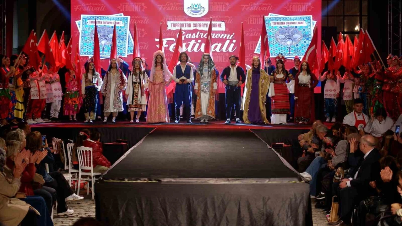 Edirne’de Rumeli kıyafetlerinden oluşan defile ilgi gördü
