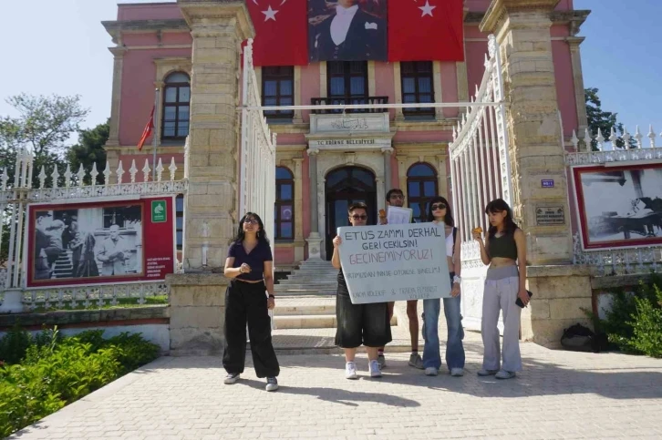 Edirne’de üniversite öğrencileri ulaşım zammını protesto etti
