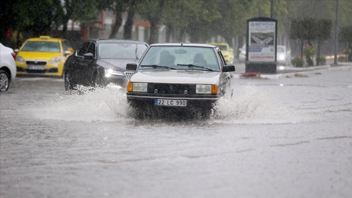 Edirne ve Kırklareli'nde sağanak etkili oluyor