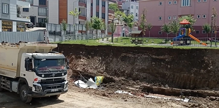 Edremit’te anaokulunun bahçe duvarı çöktü
