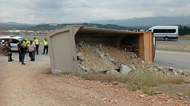 Edremit’te hafriyat kamyonu su kanalına düştü: 1 yaralı
