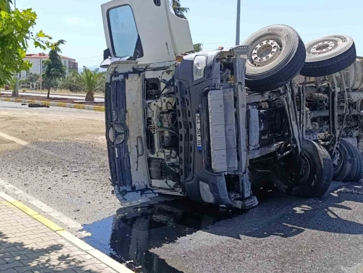 Edremit’te lastiği patlayan tır karayolunu trafiğe kapattı
