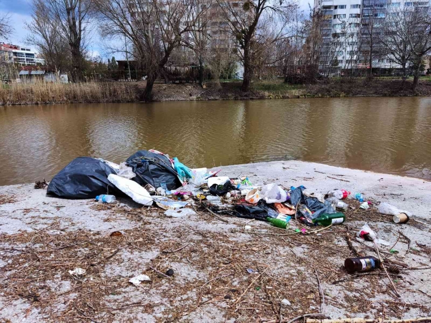 Porsuk Çayı’nın kıyısındaki çöp yığını dikkat çekiyor