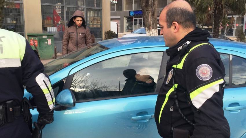 Bursa'da çaldıkları otomobilde uyuyan hırsızlara kelepçeli ’günaydın’