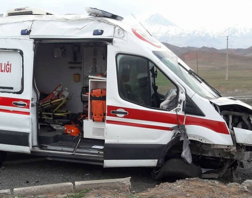 Iğdır’da ambulans kaza yaptı: 2 ölü, 6 yaralı