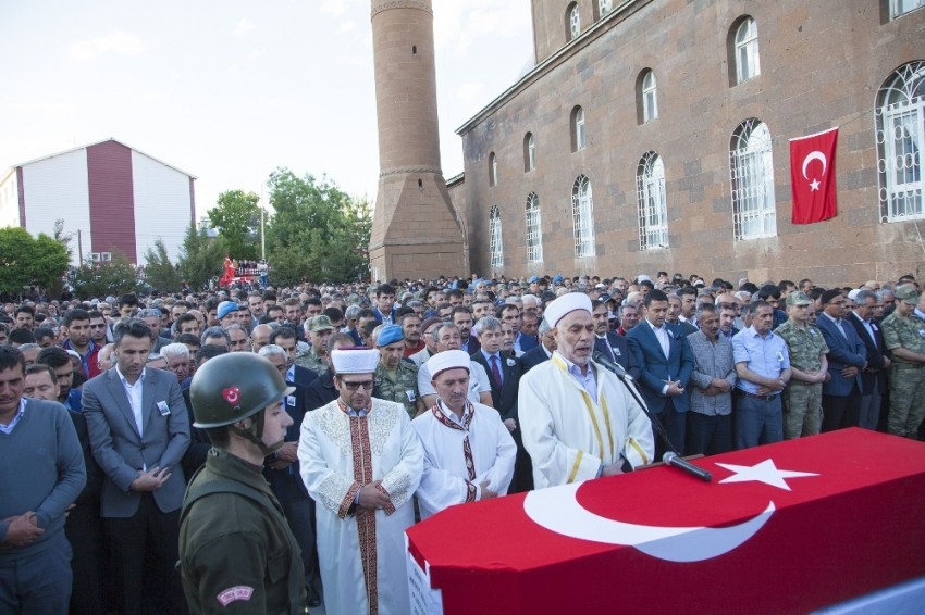 Bitlis’te şehidi binler uğurladı