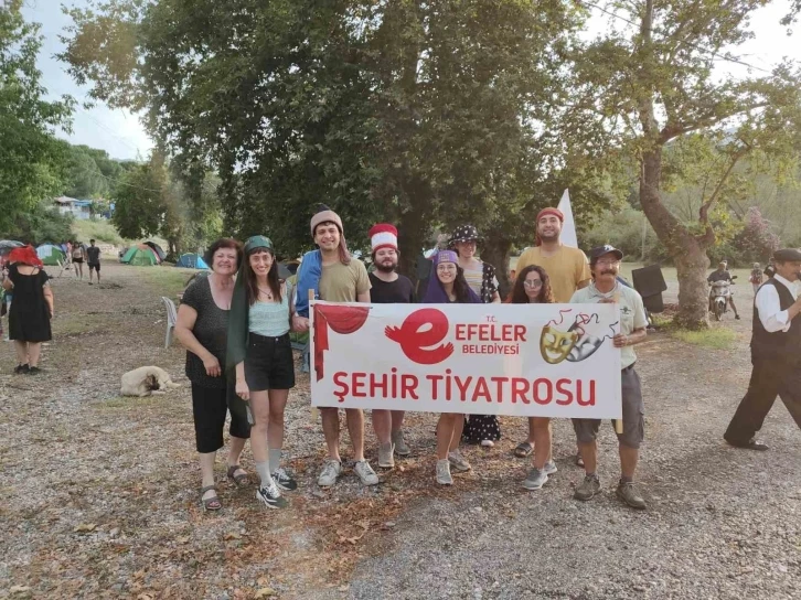 Efeler Belediyesi Şehir Tiyatrosu uluslararası şenliğe renk kattı
