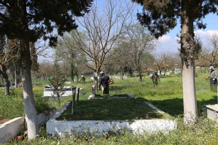 Efeler’de mezarlıklar Ramazan Bayramı için hazırlanıyor
