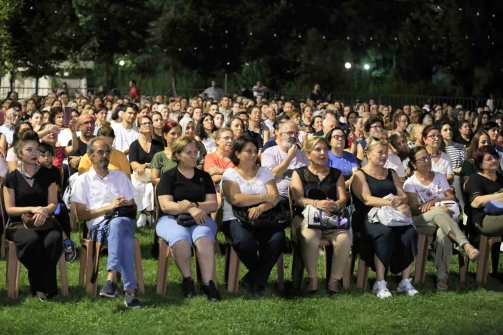 Efeler’de müzikli gösteri ilgi gördü
