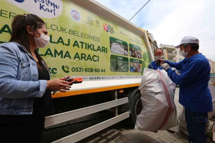 Efeslim Kart ile eğitime destek oluyorlar, sokak hayvanlarını besliyorlar
