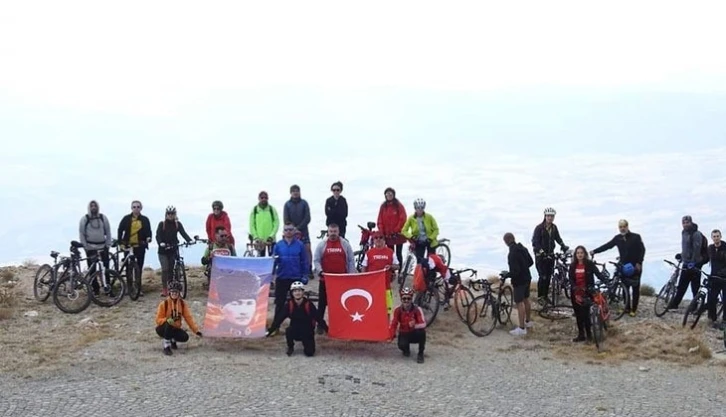 Ege’nin en yüksek noktasında Türk bayrağı açtılar
