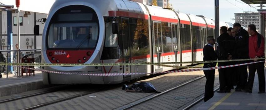 Ekmek almaya giderken tramvay çarptı