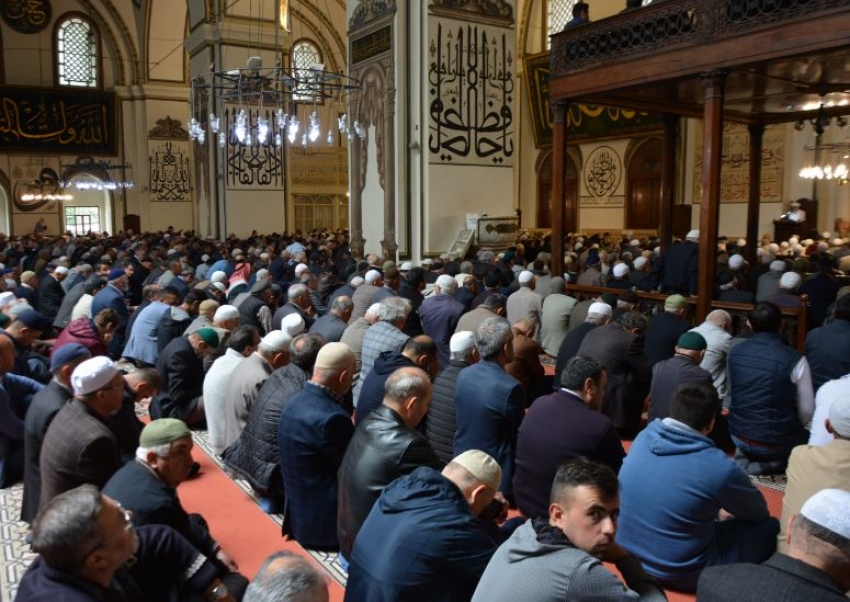 Ramazan'ın ilk cuma namazında camiler doldu taştı