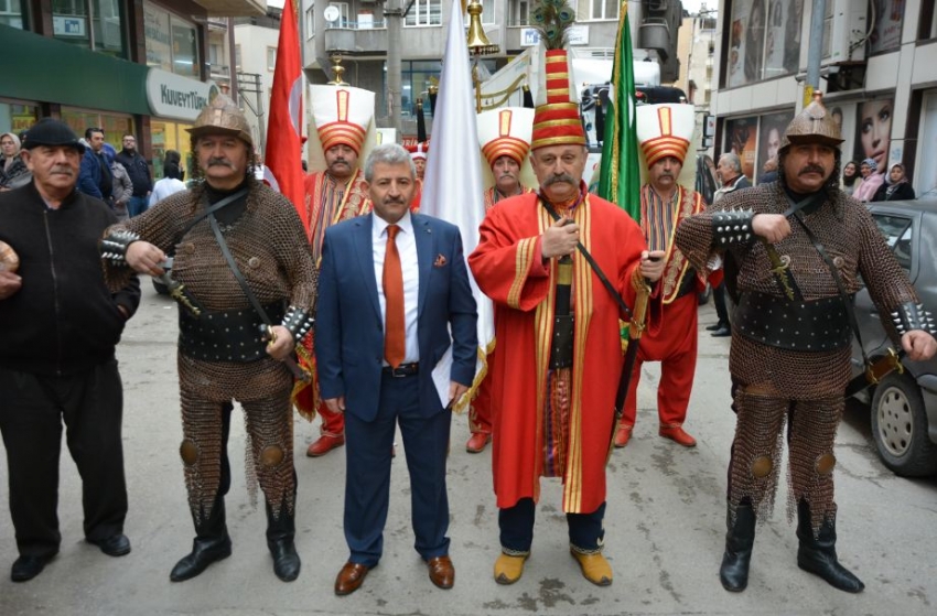 Bursa'da mehter takımı eşliğinde adaylığını tanıttı