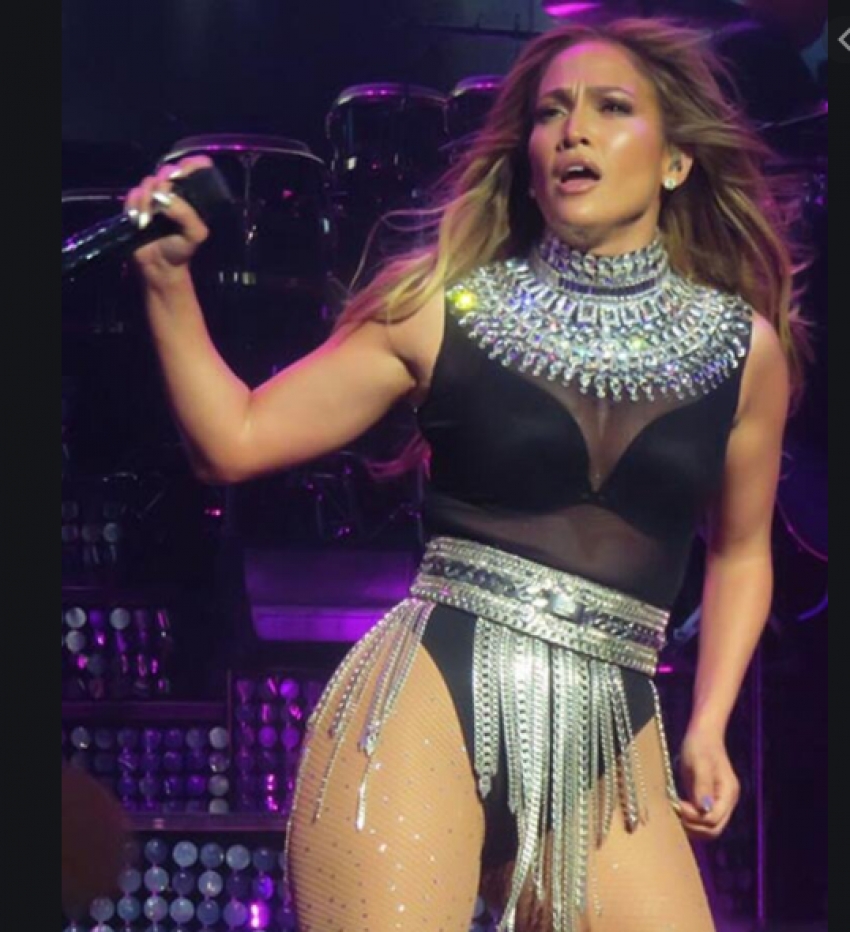 Jennifer Lopez karın kaslarıyla şov yaptı