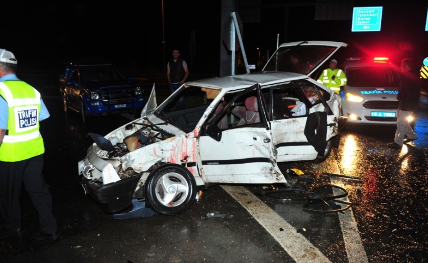 Alkollü sürücü TIR’a çarptı: 5 yaralı